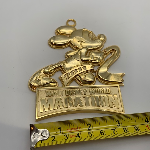 Disney Walt Disney World Marathon Mickey Mouse 2011 Gold Tone Medal - Picture 12 of 12